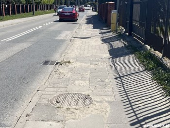 Odcinek chodnika naprzeciw szkoły podstawowej.