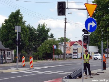 W pobliżu przejścia są przystanki autobusowe.