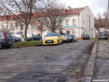Nawierzchnię jezdni stanowią betonowe bloczki.