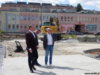 Plac budowy parkingu oglądał prezydent miasta.