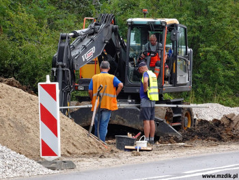 Prace stopniowo obejmują kolejne odcinki drogi.