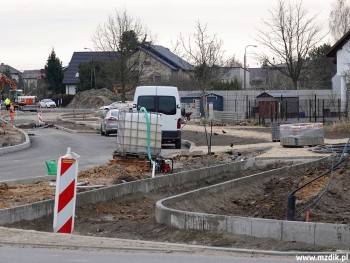 Obrzeża wyznaczające chodniki przy ulicy Białej.