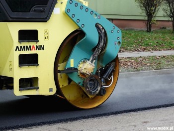 Walec drogowy na świeżo ułożonej nawierzchni.