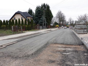 Pierwsza warstwa asfaltu na odcinku Idalińskiej.