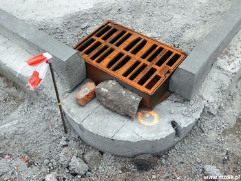 Nowa kanalizacja deszczowa na skraju parkingu.