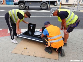 Trwa montaż kolejnych elementów sygnalizacji.