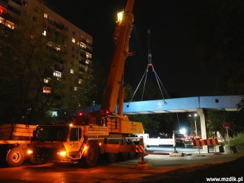 Do demontażu obiektu użyto wielkiego dźwigu.