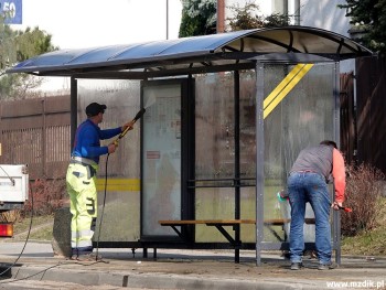 Prace przy jednej z wiat przy ulicy Żwirki i Wigury.