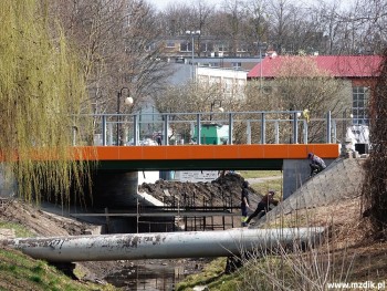 Widok na nowy most z kładki w okolicach liceum.