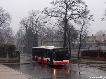 Jezdnia ulicy Idalińskiej nie ma teraz kanalizacji.
