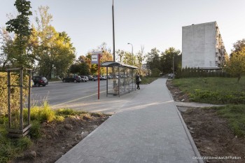 Nowy chodnik obok przystanku autobusowego.