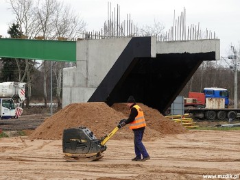 Przygotowywanie terenu pod nasyp do kładki.