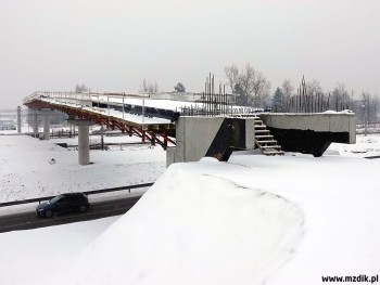 Zainstalowano już dźwigary wszystkich przęseł.