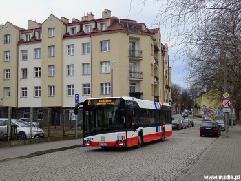 Autobus linii 8 na objeździe z powodu biegów.