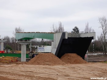 Pierwszy element został zamontowany w nocy.