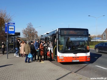 Linia 13 na przystanku przy ulicy Maratońskiej.