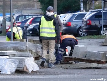 Wymiana krawężników u zbiegu z Olsztyńską.