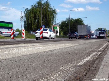 Stary asfalt usunięto już z całej szerokości ulicy.