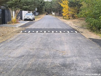 Na jezdni są także elementy uspokojenia ruchu.