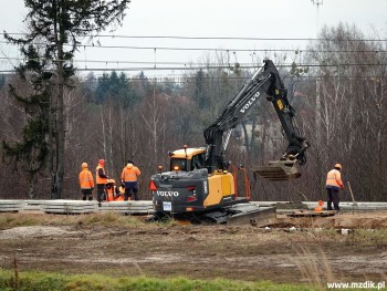 Równolegle trwa budowa peronów kolejowych.