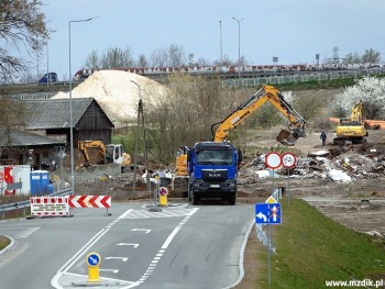 Dotychczasowa jezdnia pobiegnie dalej prosto.