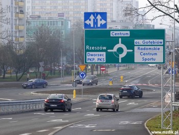 Oznakowanie przy wjeździe na rondo z wiaduktu.