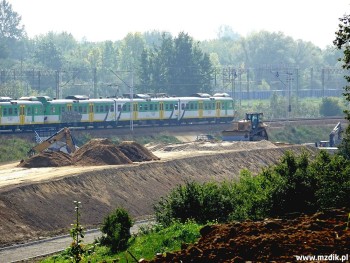 Nasyp trasy N-S równoległy z torami kolejowymi.