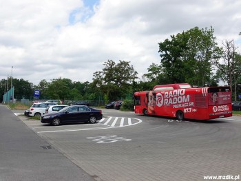 Miejsca parkingowe tuż przed wjazdem na pętlę.