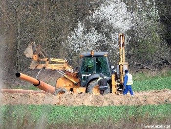 Budowa gazociągu pod przyszłą jezdnią trasy.