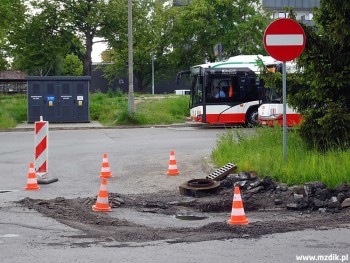 Roboty na wyjeździe z pętli autobusów miejskich.