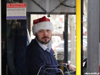 Kierowca pracował w czapce Świętego Mikołaja.