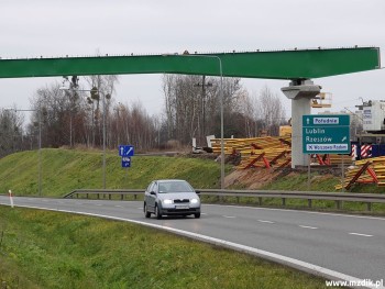 Samochody jeżdżą już pod konstrukcją obiektu.