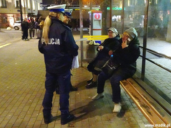 Elementy odblaskowe wręczano także seniorom.