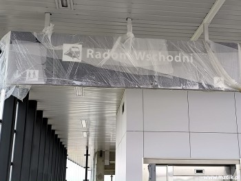 Tablica z nazwą nowego przystanku kolejowego.
