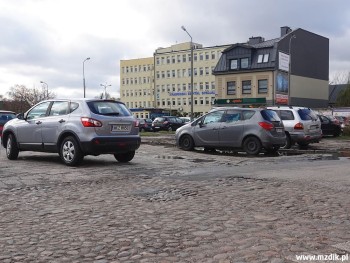 Odcinek nawierzchni z tak zwanych kocich łbów.