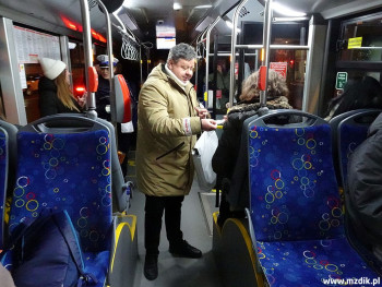 Odblaski rozdawał dyrektor WORD w Radomiu.