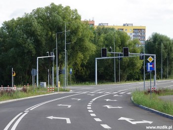 Sygnalizacja na skrzyżowaniu z ulicą Szklaną.