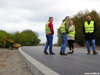Kontrola postępu prac na terenie budowy trasy.