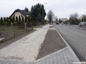 Gotowy chodnik i trawniki naprzeciw ogródków.