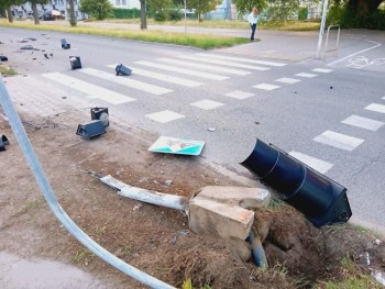 Sygnalizatory zostały wręcz wyrwane z podłoża.