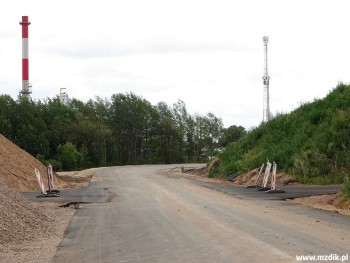 Od strony ulicy Energetyków jest ułożony asfalt.