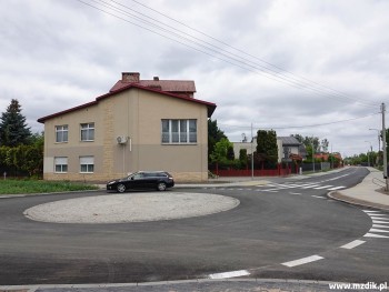 Małe rondo u zbiegu Idalińskiej i Gałczyńskiego.