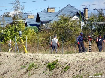 Montaż siatki między trasą N-S a linią kolejową.