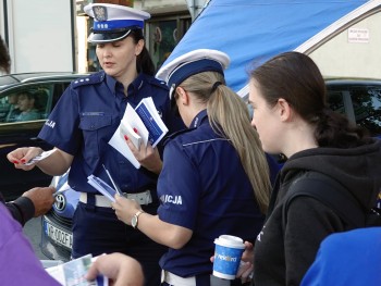 Policjantki rozdawały ulotki o bezpieczeństwie.
