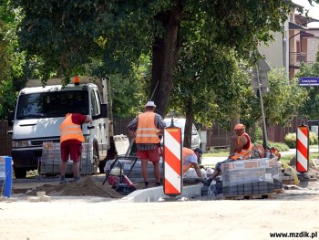 Ustawianie krawężników na wlocie Wiertniczej.