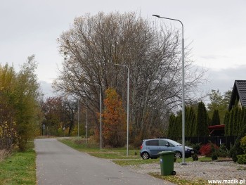 Latarnie wzdłuż ulicy Ziei na Wólce Klwateckiej.