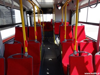 Charakterystyczna czerwona tapicerka siedzeń.