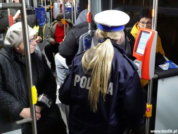 Pogadanka prewencyjna policjantki z pasażerami.
