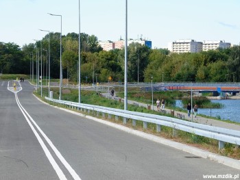 Fragment trasy wzdłuż zbiornika retencyjnego.