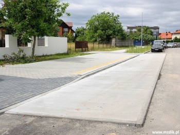 Betonowa płyta dla autobusów przy przystanku.